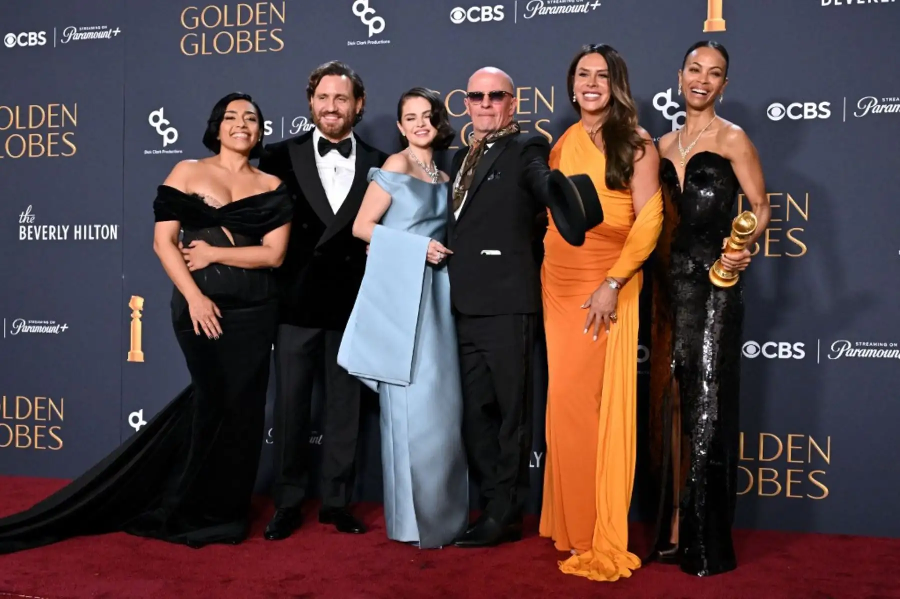 La actriz mexicana Adriana Paz, el actor venezolano Édgar Ramírez, la cantante y actriz estadounidense Selena Gómez, el director francés Jacques Audiard, la actriz española Karla Sofía Gascón y la actriz estadounidense Zoe Saldaña posan con el premio a la Mejor Película - Musical o Comedia por "Emilia Pérez" en el Sala de prensa durante la 82ª edición de los Golden Globe Awards en el hotel Beverly Hilton de Beverly Hills, California. Foto: AFP