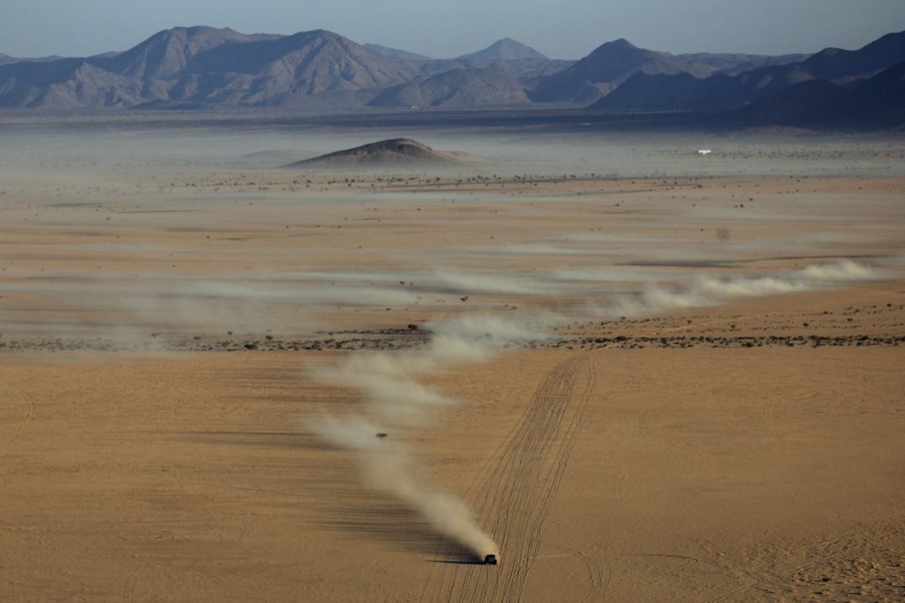 Pilotos de diversas nacionalidades compiten en la Etapa 2B del Rally Dakar 2025, en Bisha, Arabia Saudita, el 6 de enero de 2025. Foto: AFP