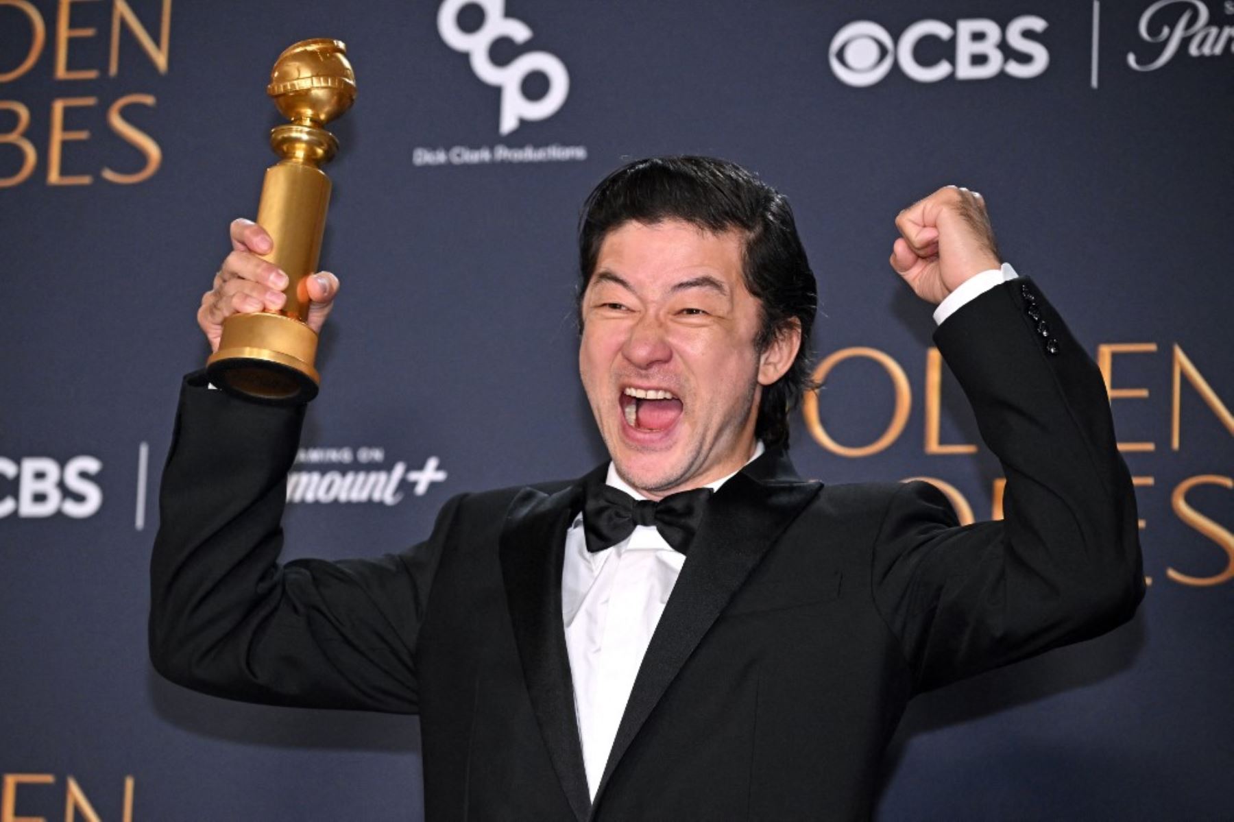 El actor japonés Tadanobu Asano posa con el premio a la mejor interpretación masculina en un papel secundario en televisión por "Shogun" en la sala de prensa durante la 82ª edición anual de los Golden Globe Awards en el hotel Beverly Hilton de Beverly Hills, California. Foto: AFP