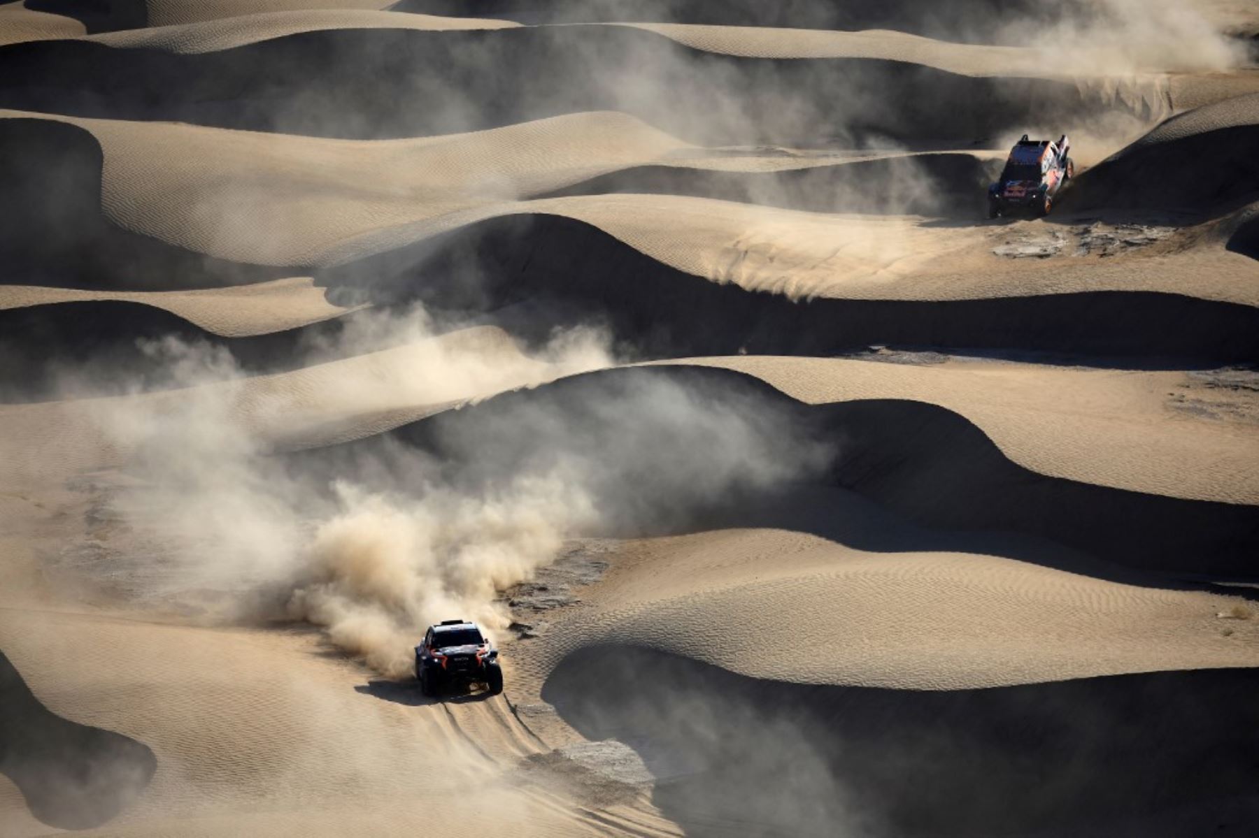 Pilotos de diversas nacionalidades compiten en la Etapa 2B del Rally Dakar 2025, en Bisha, Arabia Saudita, el 6 de enero de 2025. Foto: AFP