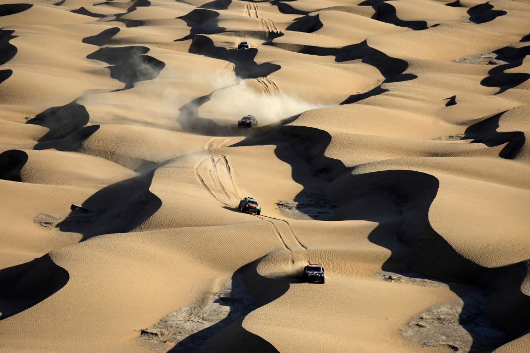 Pilotos de diversas nacionalidades compiten en la Etapa 2B del Rally Dakar 2025, en Bisha, Arabia Saudita. Foto: AFP