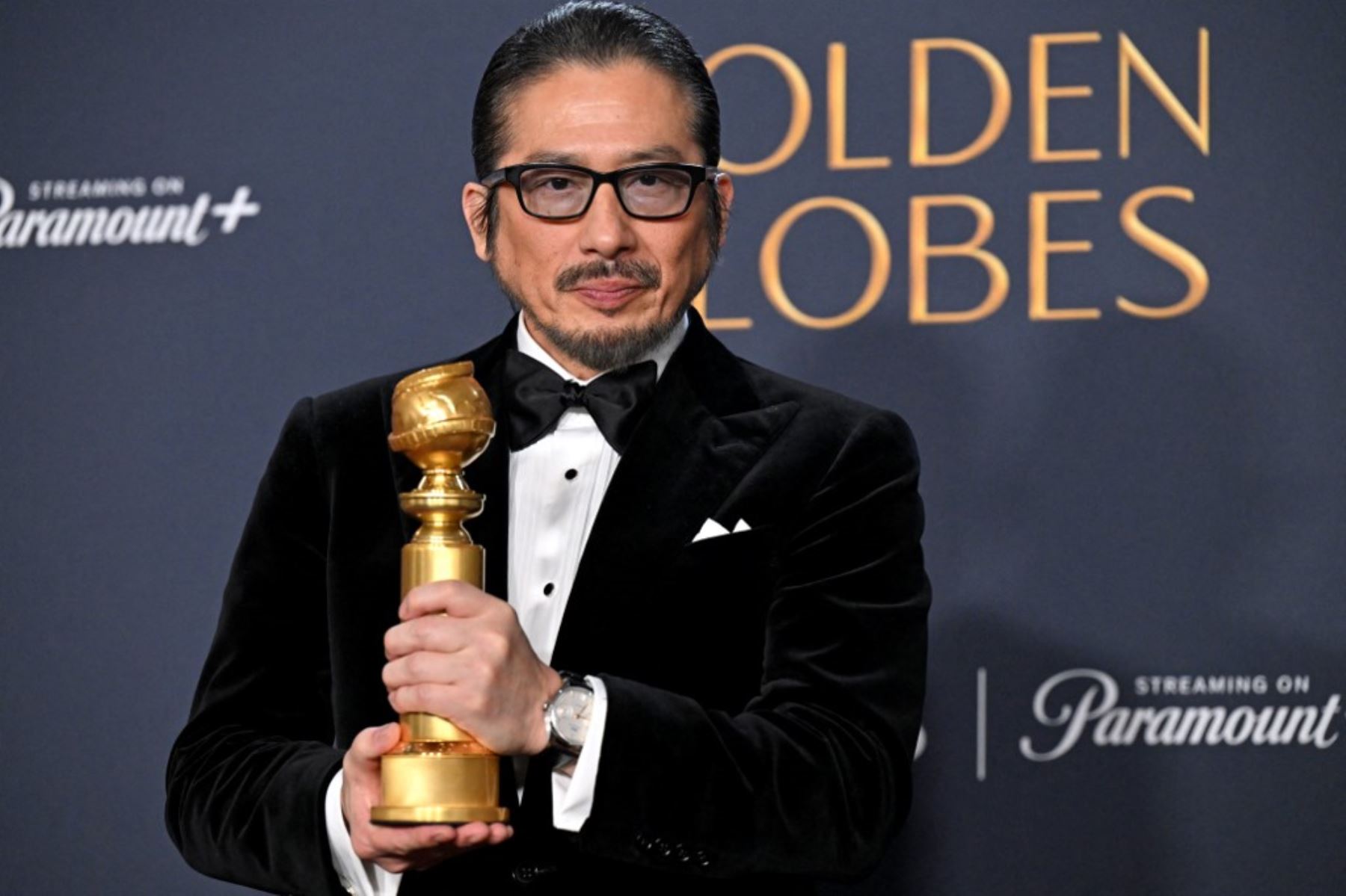 El actor japonés Hiroyuki Sanada posa con el premio a la Mejor Actuación de un Actor en una Serie de Televisión - Drama por "Shogun" en la sala de prensa durante la 82ª edición anual de los Globos de Oro en el hotel Beverly Hilton de Beverly Hills, California. Foto: AFP