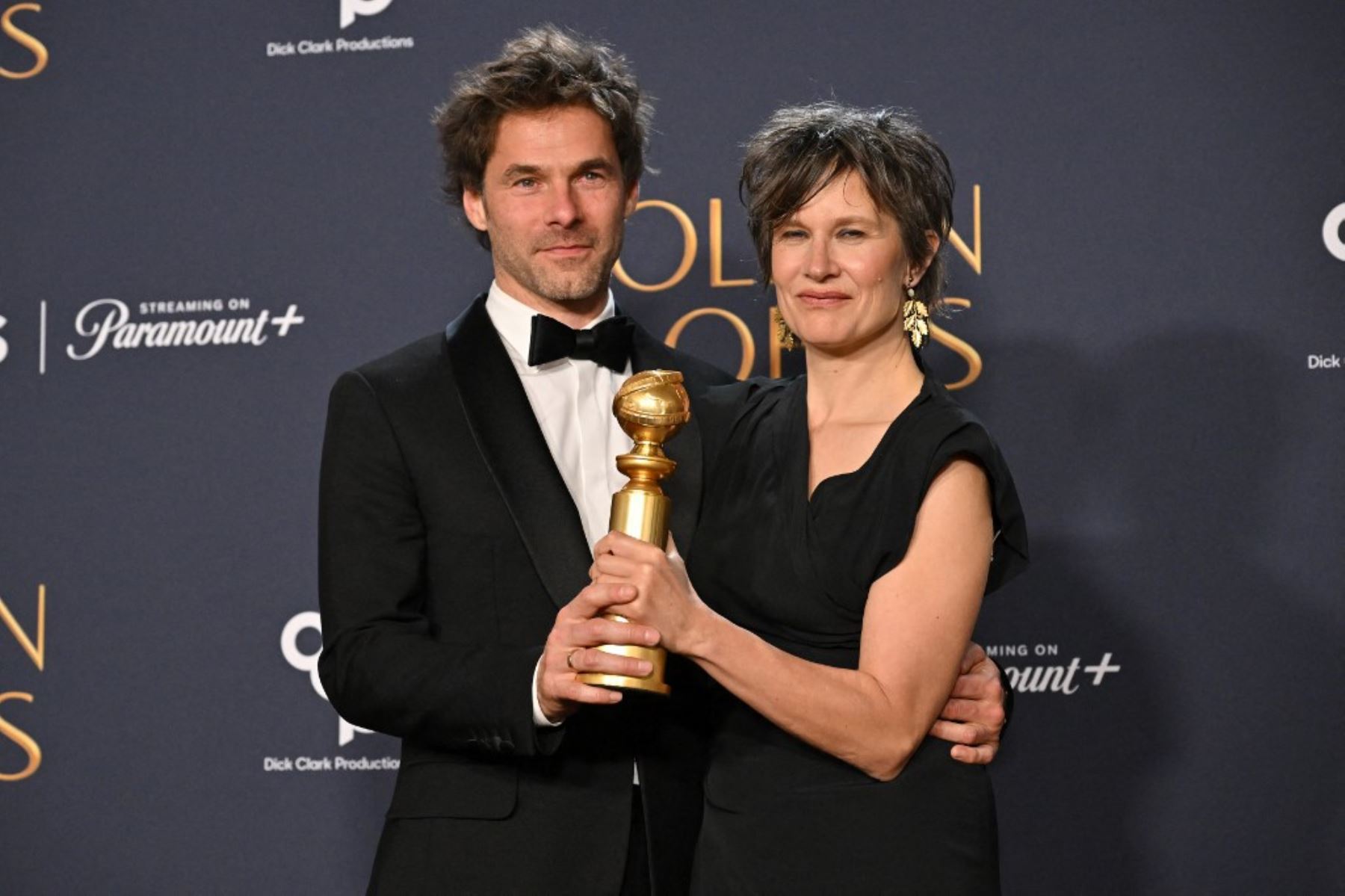 El compositor francés Clement Ducol y la cantante francesa Camille aceptan el premio a la canción Mejor Canción Original - Película por "Emilia Perez" en la sala de prensa durante la 82ª edición anual de los Golden Globe Awards en el hotel Beverly Hilton de Beverly Hills, California. Foto: AFP