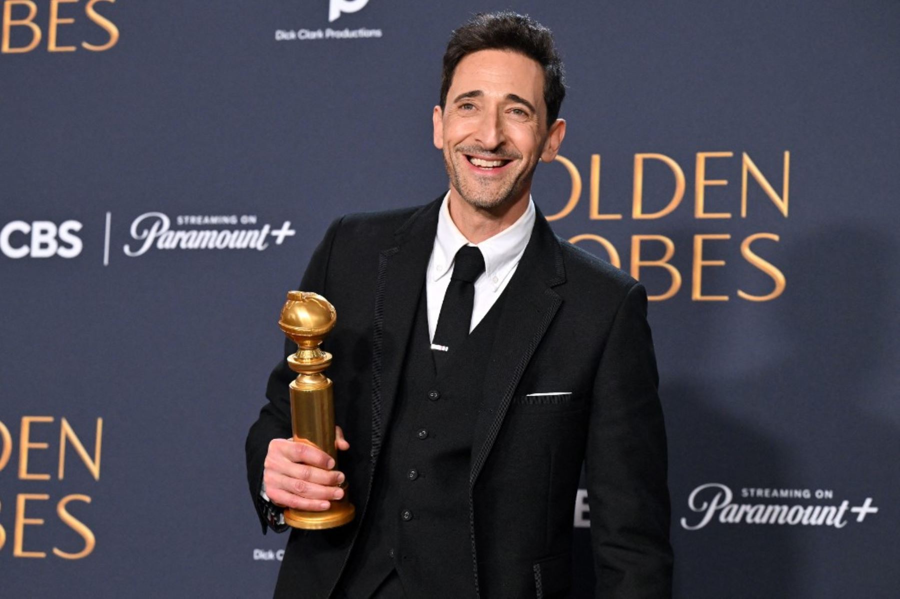 El actor estadounidense Adrien Brody posa con el premio a la mejor interpretación masculina en una película dramática por "The Brutalist" en la sala de prensa durante la 82ª edición anual de los Golden Globe Awards en el hotel Beverly Hilton de Beverly Hills, California. Foto: AFP