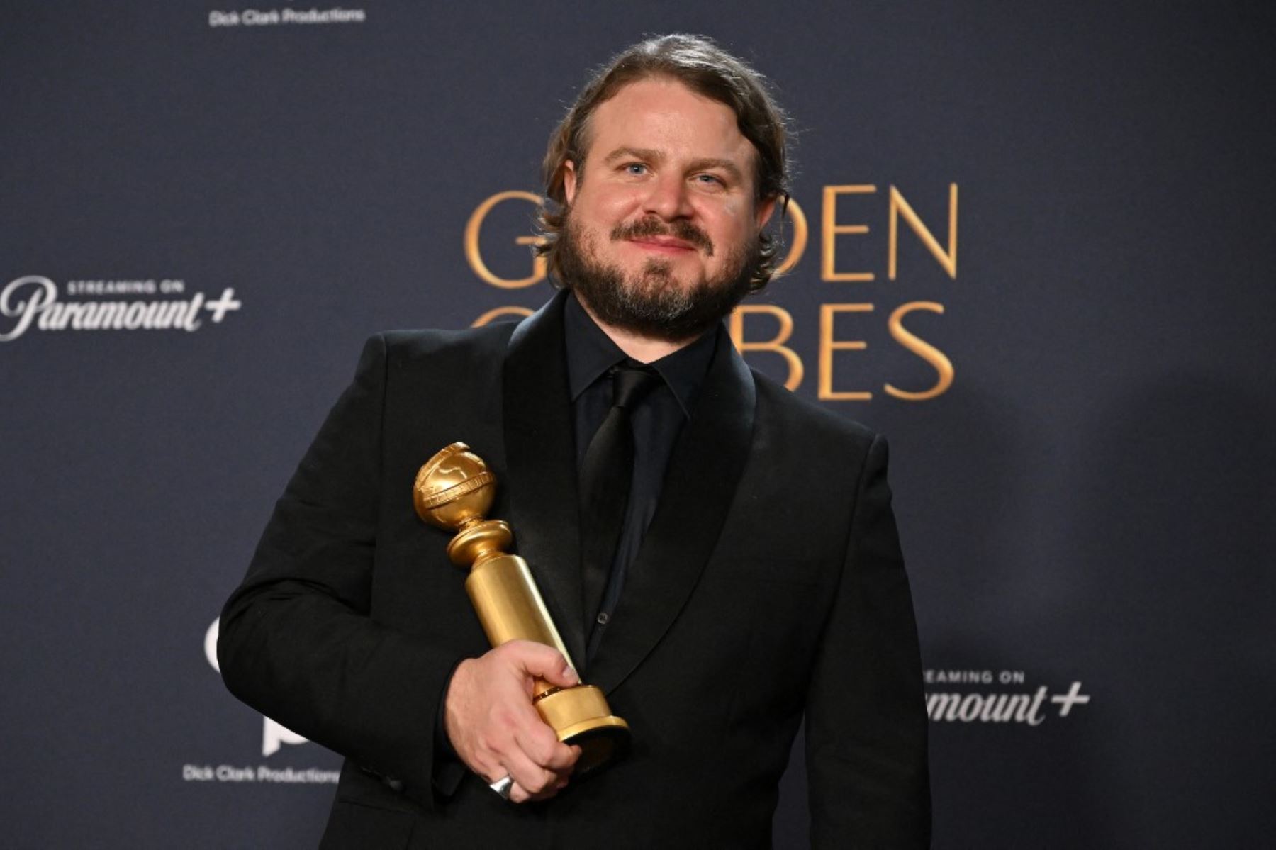 El director estadounidense Brady Corbet posa con el premio al Mejor Director - Película por "The Brutalist" en la sala de prensa durante la 82ª edición anual de los Golden Globe Awards en el hotel Beverly Hilton de Beverly Hills, California. Foto: AFP