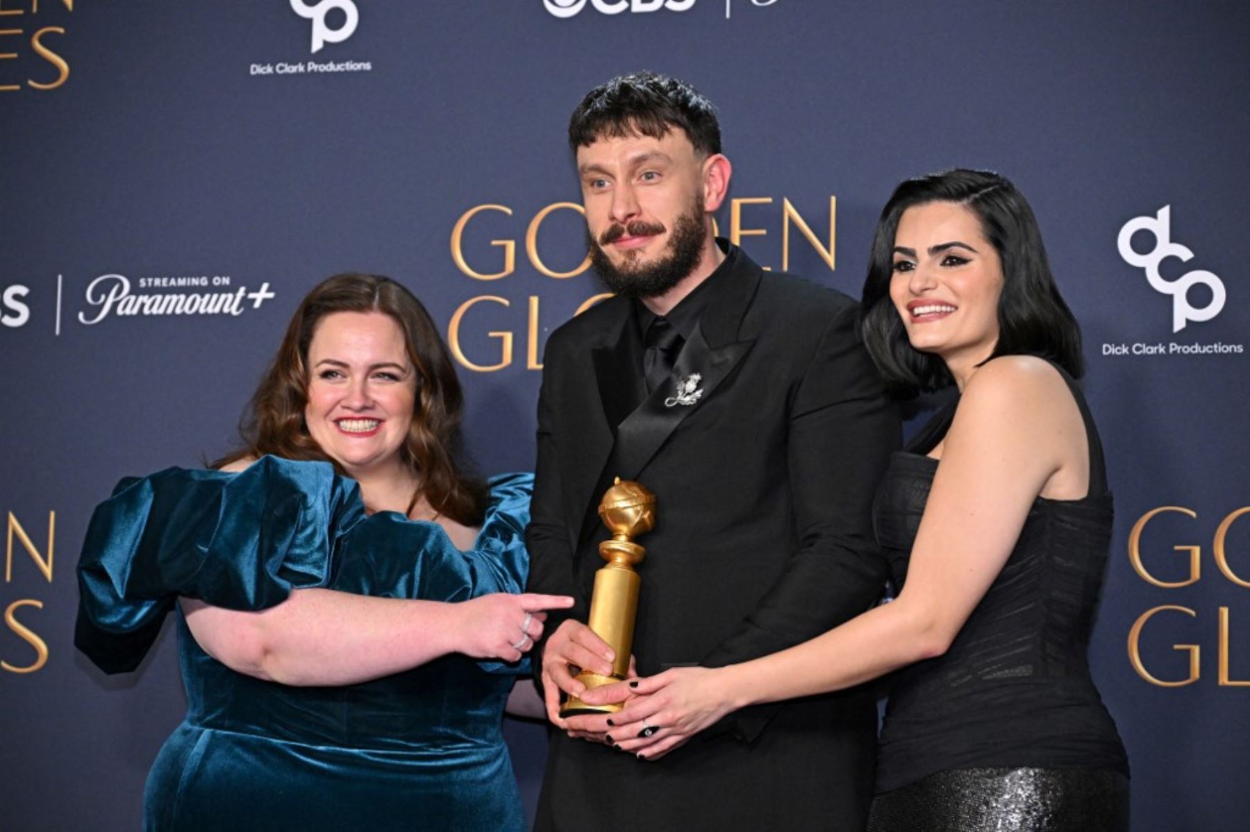 La actriz británica Jessica Gunning, el actor escocés Richard Gadd y la actriz estadounidense Nava Mau, posan con el premio a la Mejor Serie Limitada, Serie de Antología o Película para Televisión por "Baby Reindeer" en la sala de prensa. Durante la 82ª edición de los Globos de Oro en el hotel Beverly Hilton de Beverly Hills, California. Foto: AFP