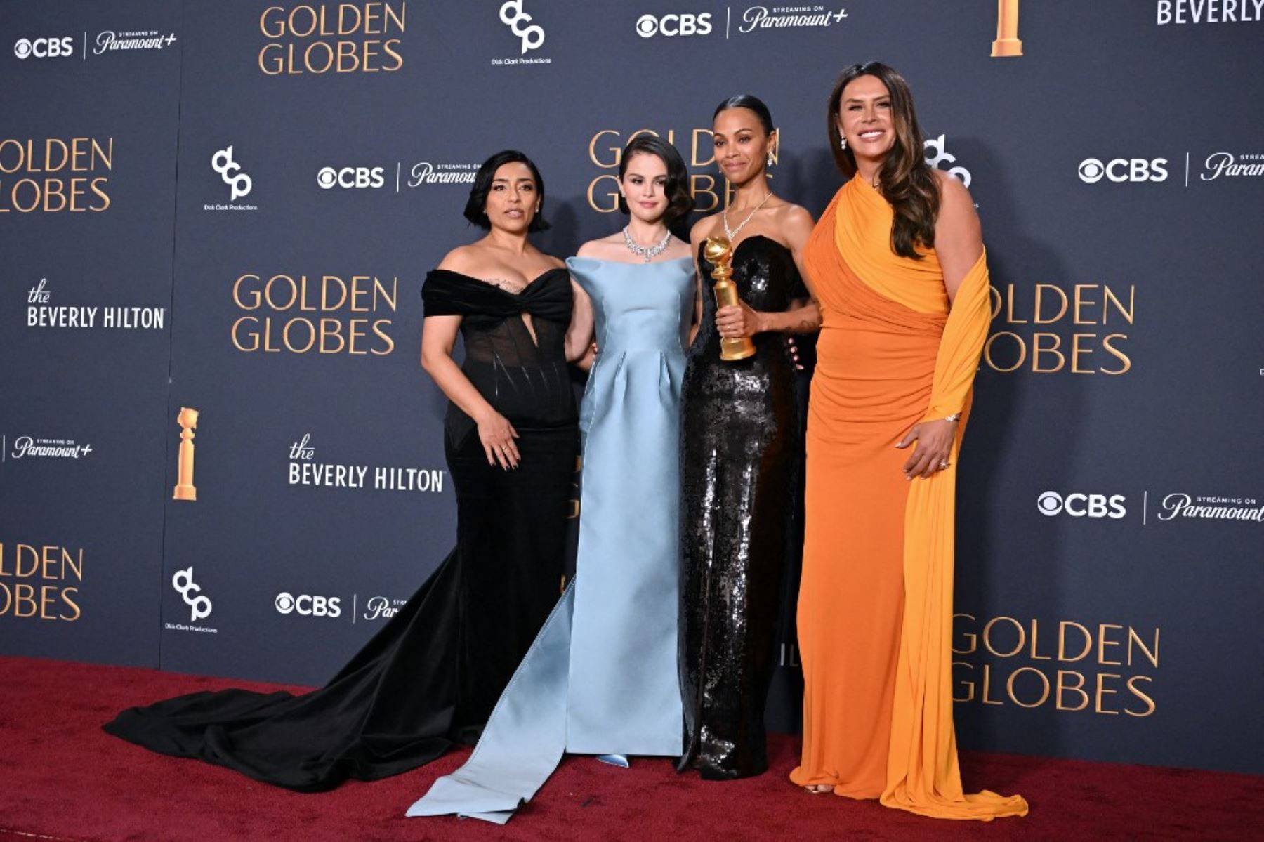 La actriz mexicana Adriana Paz, la cantante y actriz estadounidense Selena Gómez, la actriz estadounidense Zoe Saldana y la actriz española Karla Sofía Gascón posan con el premio a la Mejor Película - Musical o Comedia por "Emilia Pérez" en la sala de prensa durante la 82ª edición anual de los Globos de Oro en El hotel Beverly Hilton en Beverly Hills, California. Foto: AFP