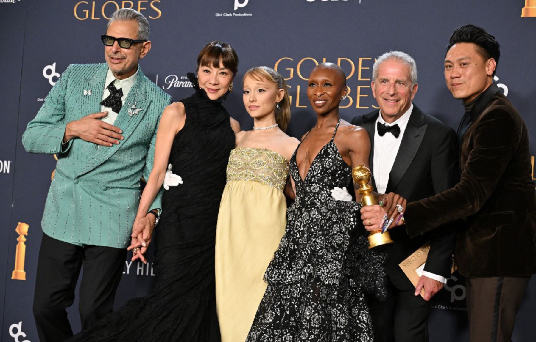 El actor estadounidense Jeff Goldblum, la actriz malaya Michelle Yeoh, la cantautora estadounidense Ariana Grande, la actriz y cantante británica Cynthia Erivo, el productor Marc E. Platt y el director estadounidense Jon M. Chu posan en la sala de prensa con el box Cinematic y Box Office Achievment "Wicked" durante la 82ª edición de los Golden Globe Awards en el hotel Beverly Hilton de Beverly Hills, California. Foto: AFP