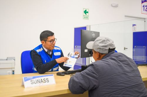 Orientación a usuarios de los servicios de agua potable y saneamiento en la Sunass. Cortesía Sunass