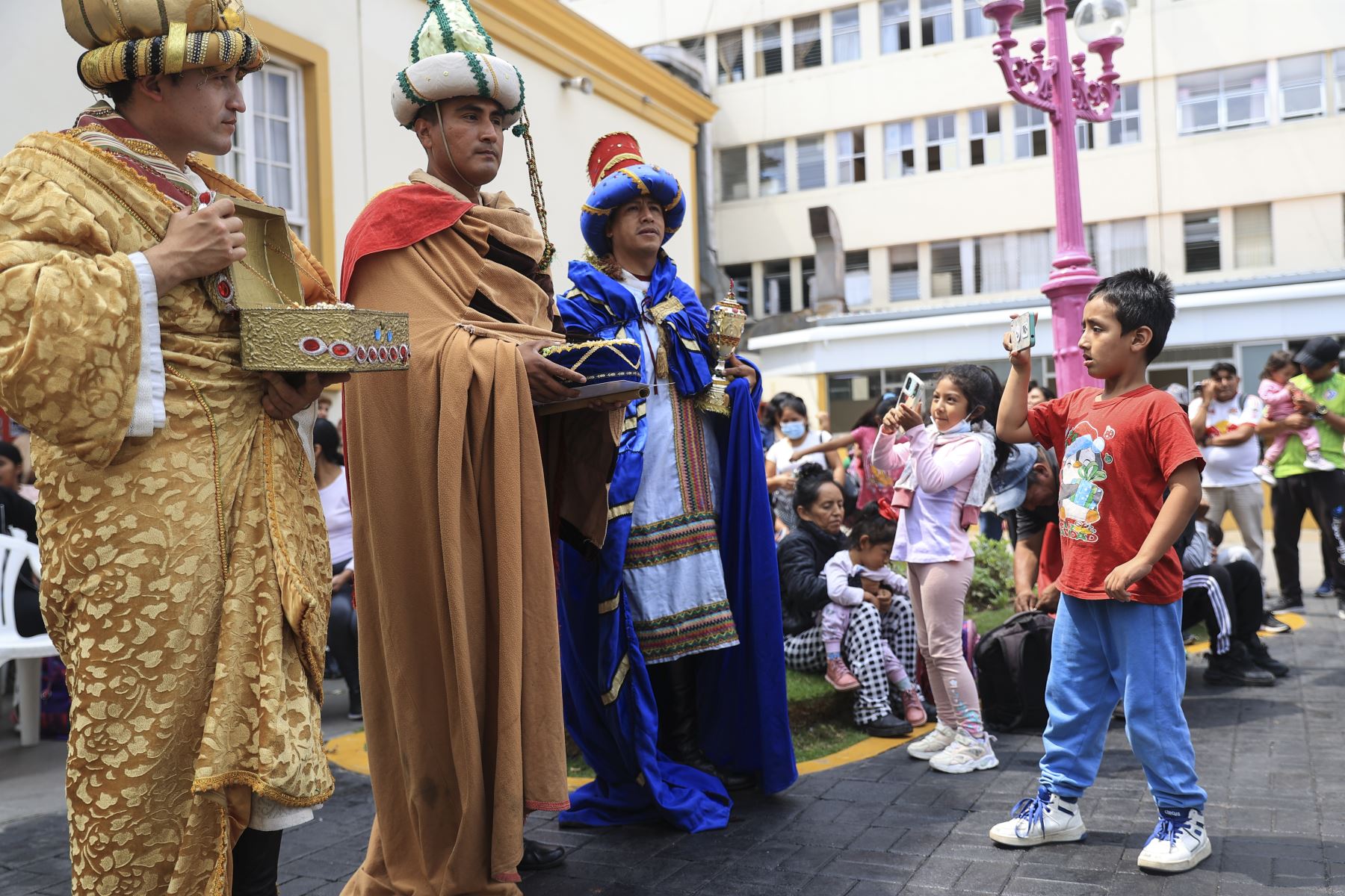 Reyes Magos visitaron también el Hospital del Niño de Breña. Fotos: ANDINA/Jhonel Rodríguez Robles