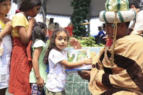 Baltasar, Melchor y Gaspar entregaron regalos a los pacientes del Hospital del Niño