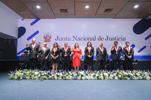 La presidenta Dina Boluarte participó en la ceremonia de juramentación del presidente de la Junta Nacional de Justicia