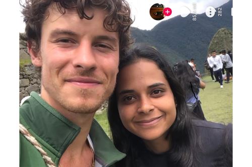 Shawn Mendes se fotografió con sus admiradoras en Machu Picchu. INTERNET/Medios