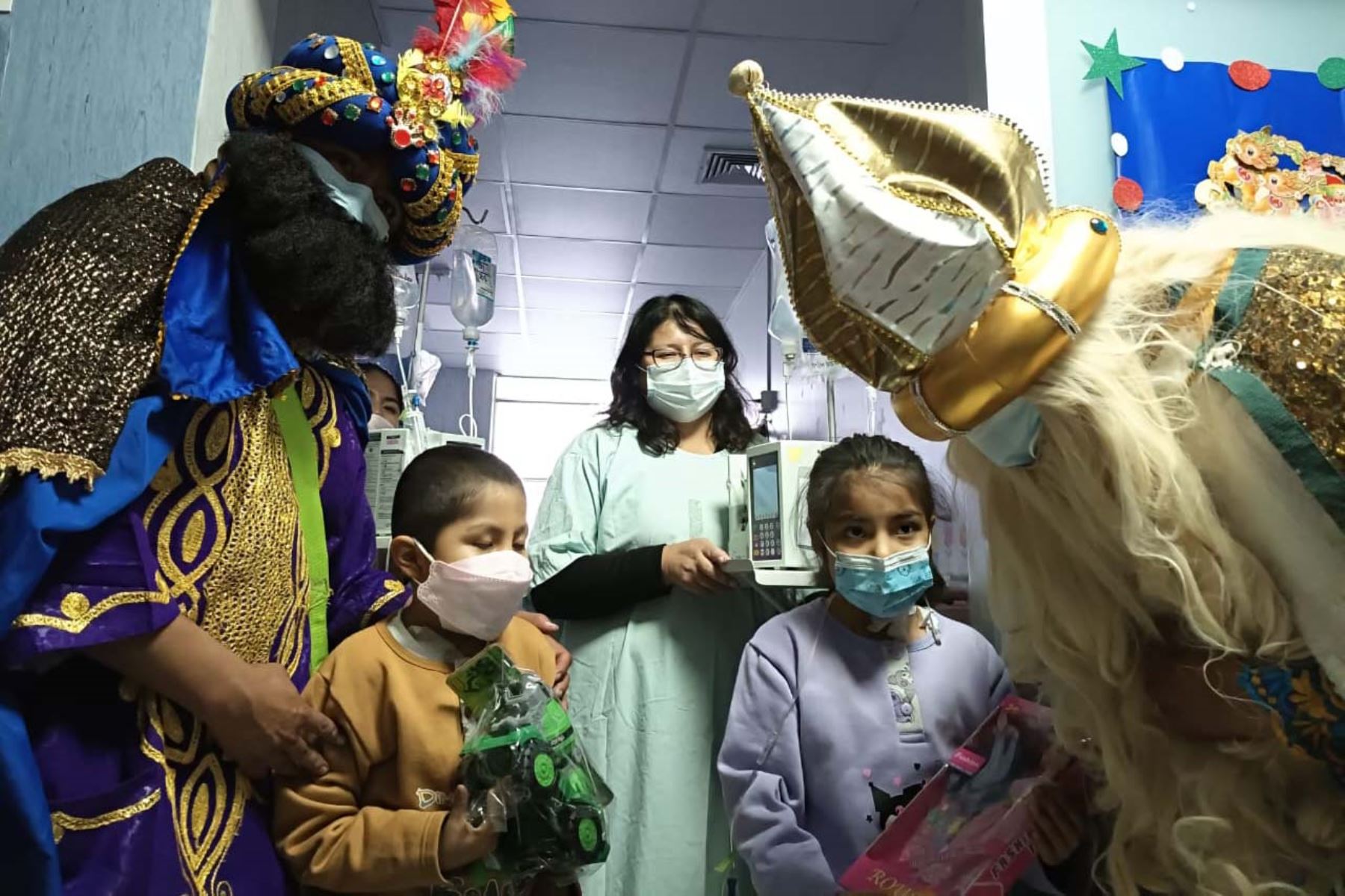 Melchor, Gaspar y Baltazar, caracterizados por tres agentes de la PNP, llegan a hospitales, albergue de niños, asilos y entidades públicas y privadas en Arequipa. Foto: ANDINA/Cortesía Rocío Méndez