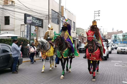 Melchor, Gaspar y Baltazar, caracterizados por tres agentes de la PNP, llegan a hospitales, albergue de niños, asilos y entidades públicas y privadas en Arequipa. Foto: ANDINA/Cortesía Rocío Méndez