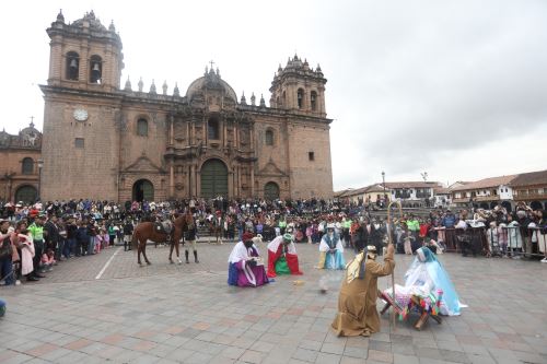 Los Reyes Magos llegaron al Cusco: policía montaba escenificó Bajada de Reyes en la Plaza de Armas de la ciudad imperial