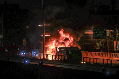 Incendio de camión de basura en la Panamericana Norte provoca severo caos vehicular