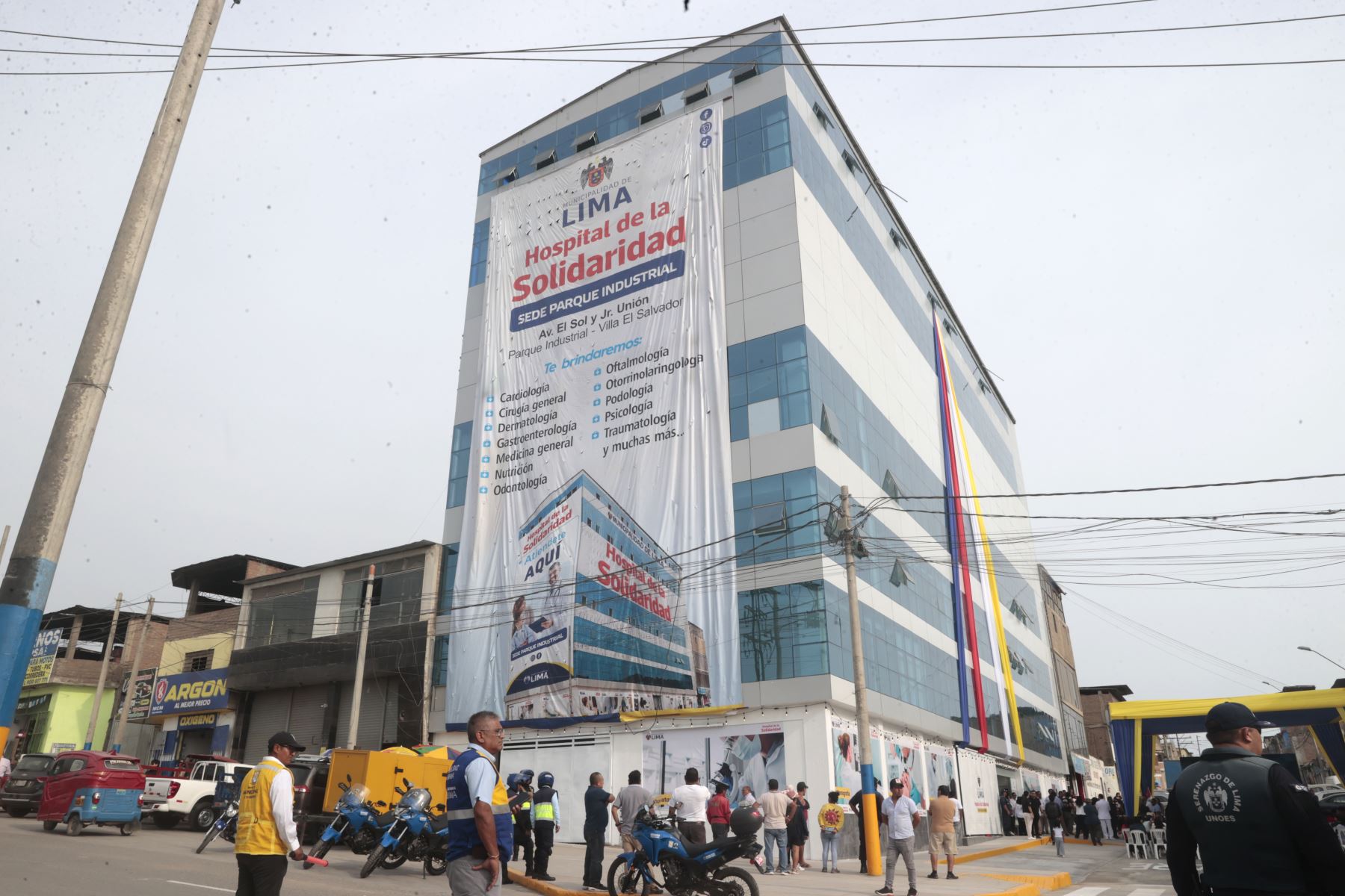 El hospital, ubicado en el cruce de la avenida El Sol con el jirón Unión, en la zona del Parque Industrial de Villa El Salvador, anuncia diversos servicios a la población sin demoras, a costos asequibles y con calidad. Foto: ANDINA/Vidal Tarqui.