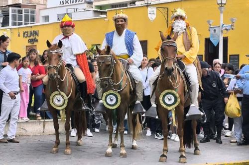 Melchor, Gaspar y Baltasar partieron desde la plazuela El Recreo, en el centro histórico de Trujillo, llevando oro, mirra e incienso para ofrecer al Niño Jesús. También lanzaban caramelos para aquellos que seguían de cerca su misión para adorar al Rey de Reyes. Foto: ANDINA/Cortesía Luis Puell