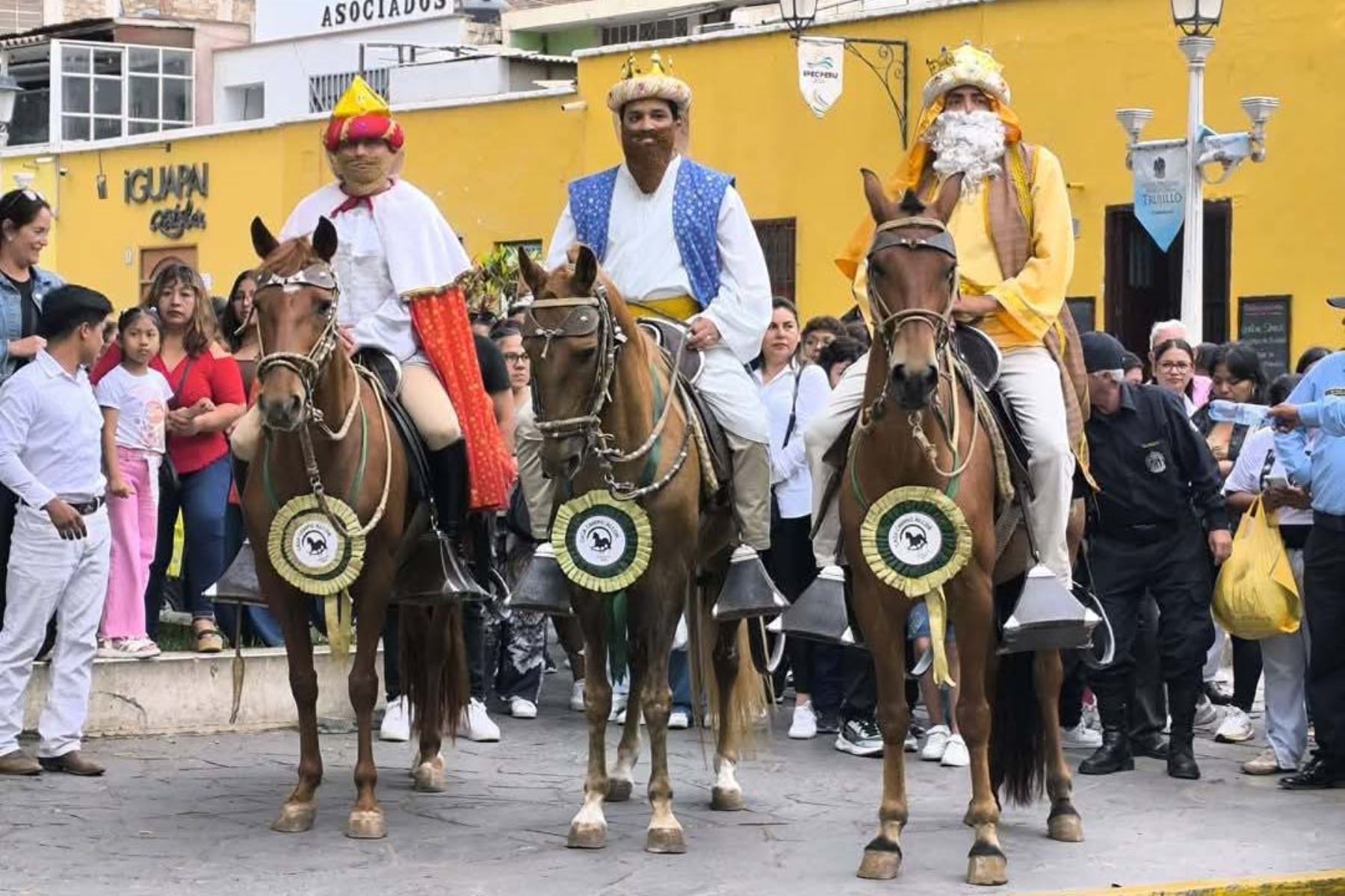 Melchor, Gaspar y Baltasar partieron desde la plazuela El Recreo, en el centro histórico de Trujillo, llevando oro, mirra e incienso para ofrecer al Niño Jesús. También lanzaban caramelos para aquellos que seguían de cerca su misión para adorar al Rey de Reyes. Foto: ANDINA/Cortesía Luis Puell