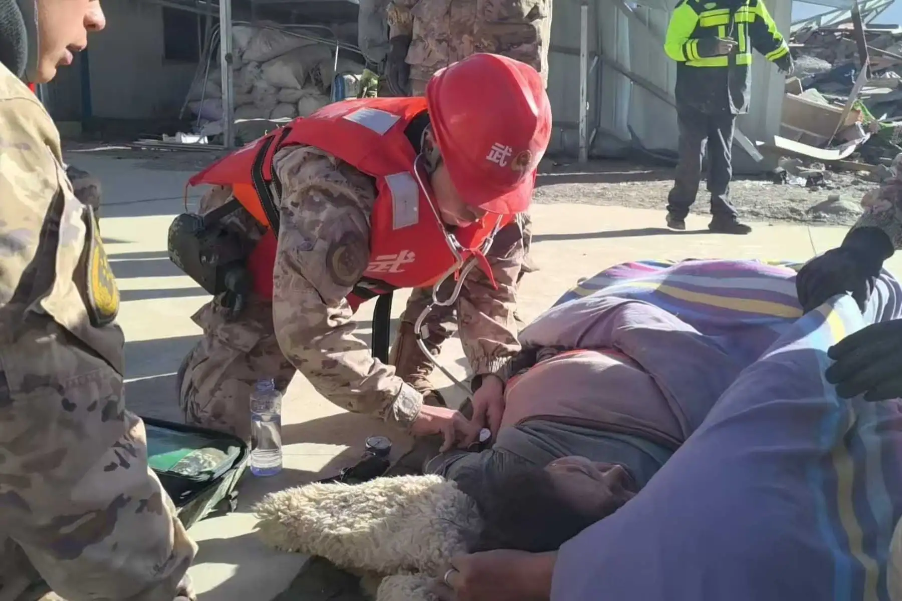 Rescatistas trasladan a personas heridas en la aldea de Zhacun del condado de Dingri en Xigaze, Región Autónoma de Xizang, en el suroeste de China. Foto: EFE