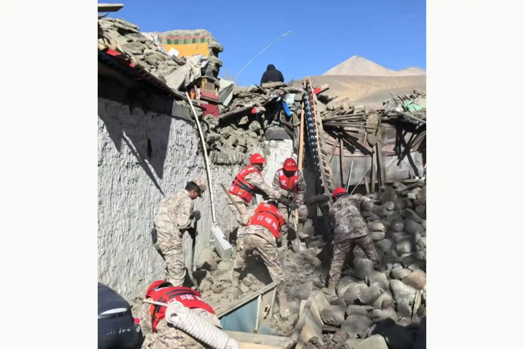 Rescatistas trasladan a personas heridas en la aldea de Zhacun del condado de Dingri en Xigaze, Región Autónoma de Xizang, en el suroeste de China. Foto: EFE