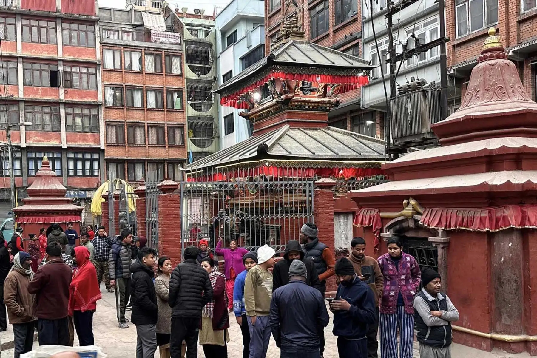 Los nepaleses se reúnen después de salir de sus hogares tras un terremoto temprano en la mañana en Katmandú, Nepal. Foto: EFE