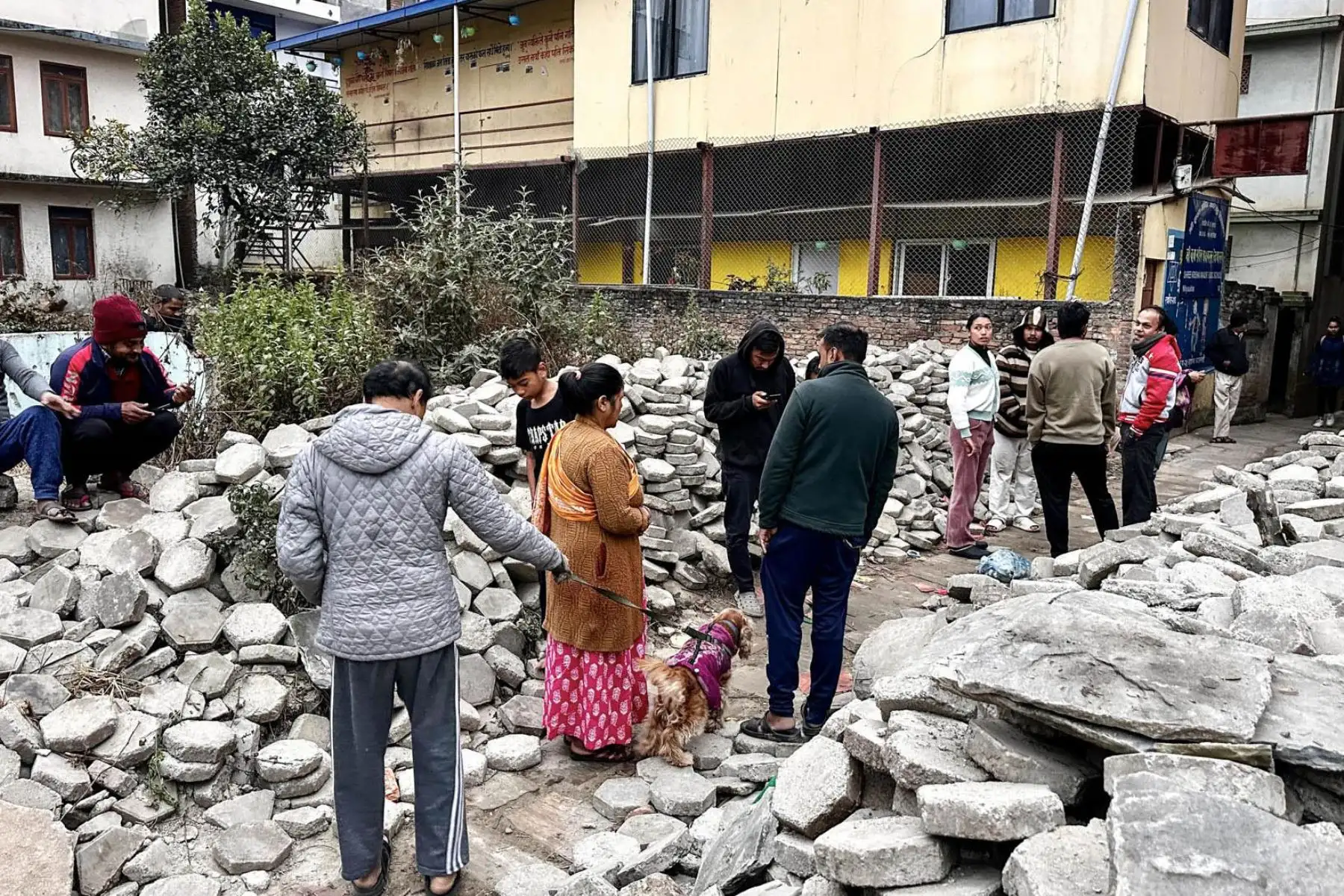 Los nepaleses se reúnen después de salir de sus hogares tras un terremoto temprano en la mañana en Katmandú, Nepal. Foto: EFE