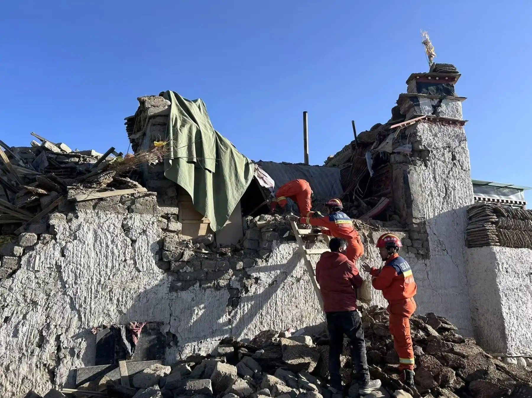 Rescatistas trabajan en una zona afectada por el terremoto en el municipio de Changsuo de Dingri en Xigaze, Región Autónoma de Xizang, al suroeste de China. Foto: EFE