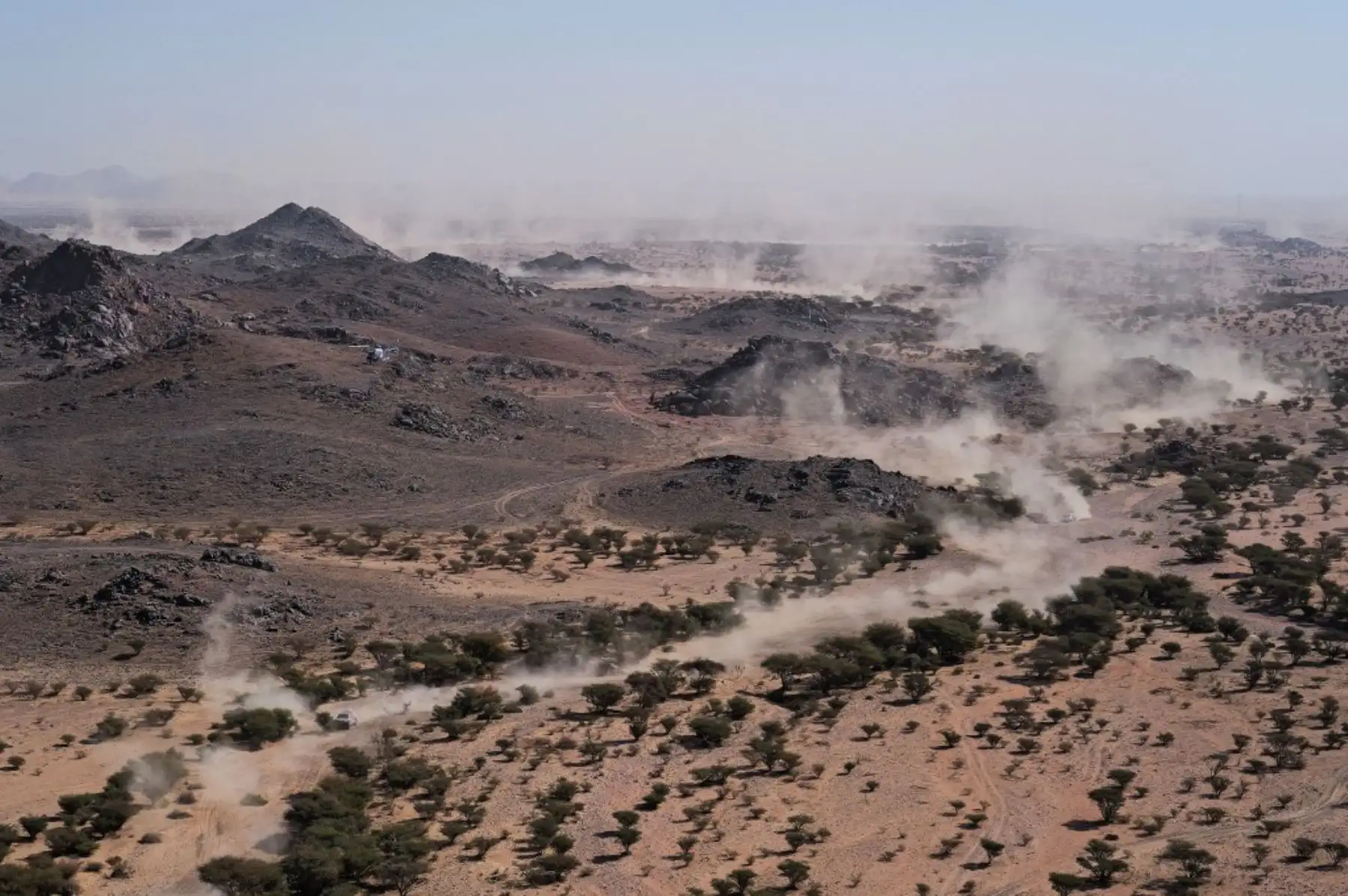 Un piloto compite en la etapa 2B del 47o Rally Dakar entre Bisha y Bisha. (Foto de Valery HACHE / AFP)