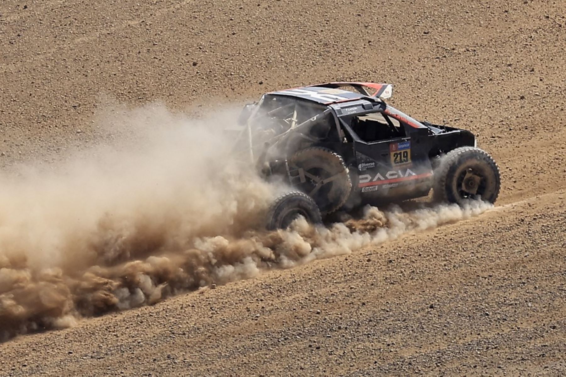 El piloto francés Sebastien Loeb y el copiloto Fabian Lurguin conducen su Dacia dañado en una pista después de estrellarse durante la etapa 3 del 47o Rally Dakar, entre Bisha y Al Henakiyah. (Foto de Valery HACHE / AFP)