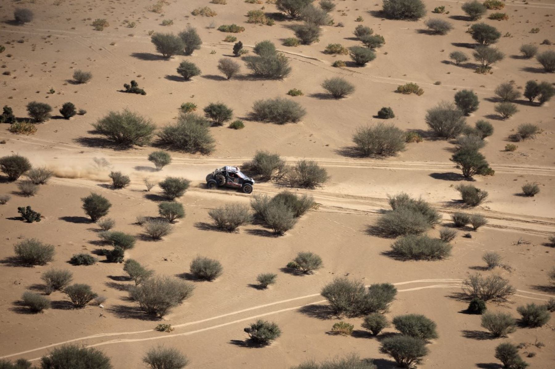 El piloto francés Sebastien Loeb y su copiloto belga Fabian Lurquin compiten en su Dacia Sandrider después de estrellarse durante la etapa 3 del 47o Rally Dakar entre Bisha y al-Henakiyah, el 7 de enero de 2025. Sebastien Loeb, nueve veces campeón mundial de rally, luchó por completar la etapa 3 del Rally Dakar, después de rodar su coche cerca de la salida, un revés que probablemente le cueste su sueño de un primer título en el evento. (Foto de Valery HACHE / AFP)