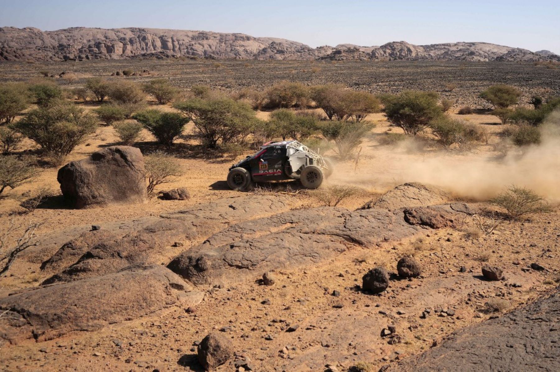 El piloto francés Sebastien Loeb y su copiloto belga Fabian Lurquin compiten en su Dacia Sandrider después de estrellarse durante la etapa 3 del 47o Rally Dakar entre Bisha y al-Henakiyah, el 7 de enero de 2025. Sebastien Loeb, nueve veces campeón mundial de rally, luchó por completar la etapa 3 del Rally Dakar, después de rodar su coche cerca de la salida, un revés que probablemente le cueste su sueño de un primer título en el evento. (Foto de Valery HACHE / AFP)