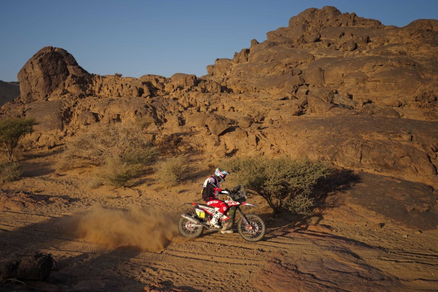 Ross Branch de Botswana monta su Hero 450 durante la etapa 3 del 47o Rally Dakar entre Bisha y al-Henakiyah. (Foto de Valery HACHE / AFP)