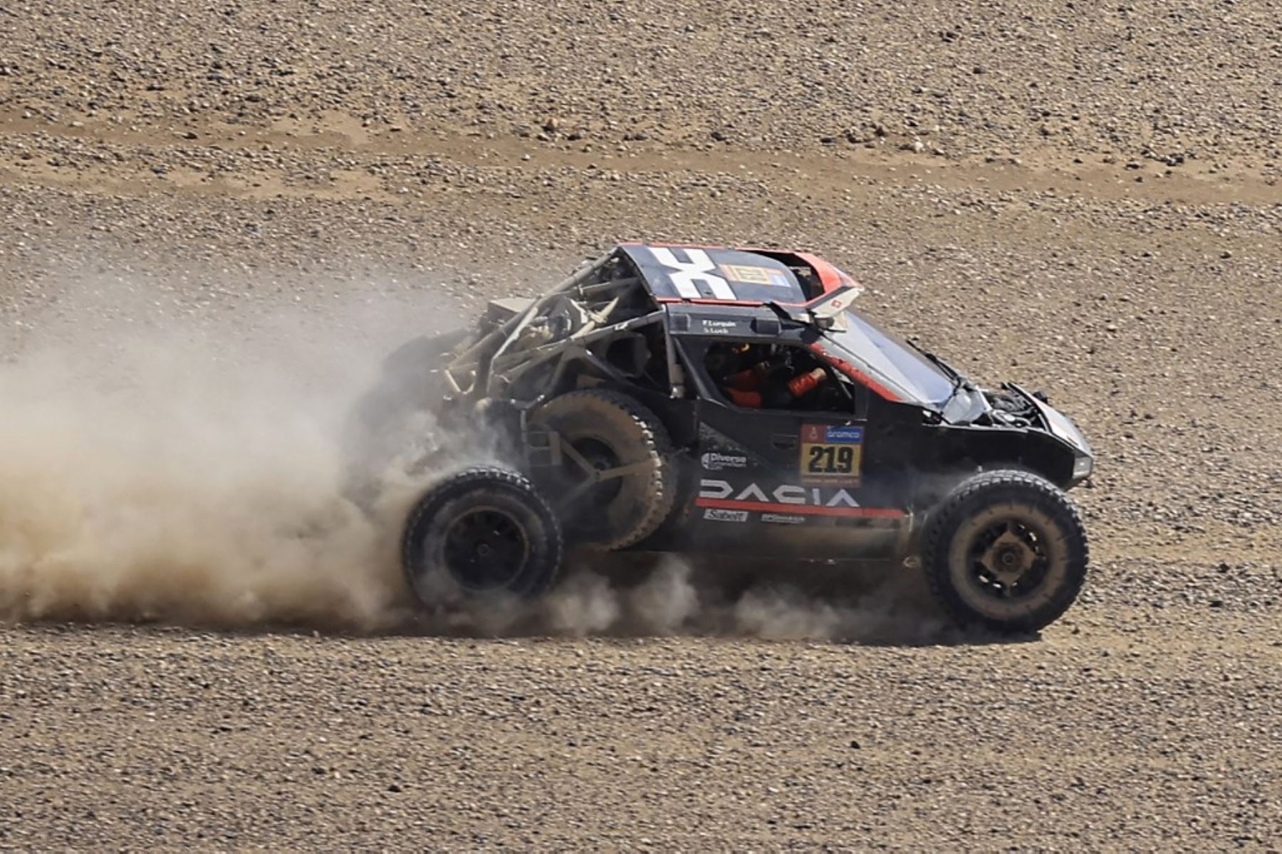 El piloto francés Sebastien Loeb y el copiloto Fabian Lurguin conducen su Dacia dañado en una pista después de estrellarse durante la etapa 3 del 47o Rally Dakar, entre Bisha y Al Henakiyah. (Foto de Valery HACHE / AFP)