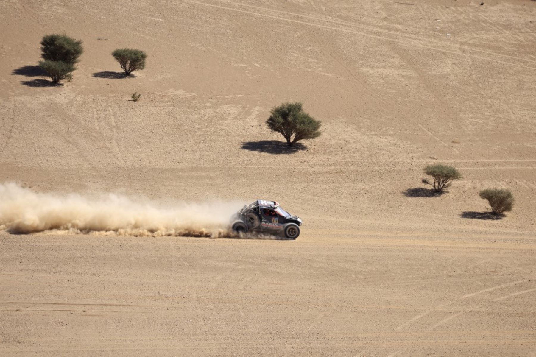 El piloto francés Sebastien Loeb maneja su Dacia Sandrider después de estrellarse durante la etapa 3 del 47o Rally Dakar entre Bisha y al-Henakiyah. (Foto de Valery HACHE / AFP)