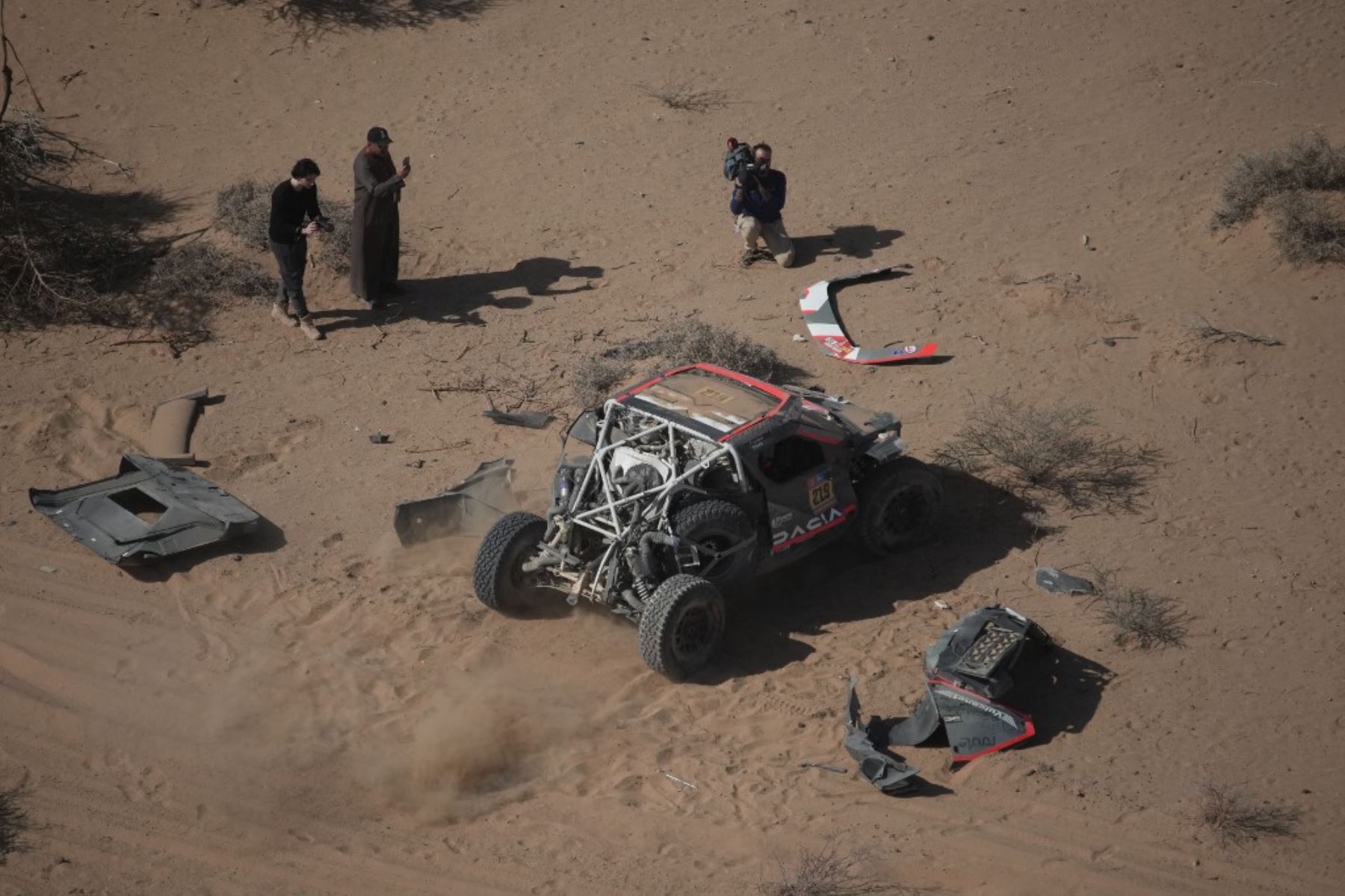 El Dacia del piloto francés Sebastien Loeb se ve después de estrellarse durante la etapa 3 del 47o Rally Dakar entre Bisha y Al Henakiyah. (Foto de Christophe Ena / AFP)