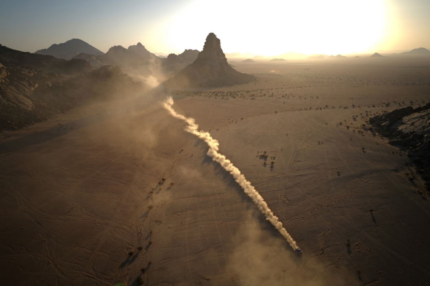 Un piloto compite al atardecer durante el Rally Dakar 2025 entre Bisha y Bisha. (Foto de Valery HACHE / AFP)