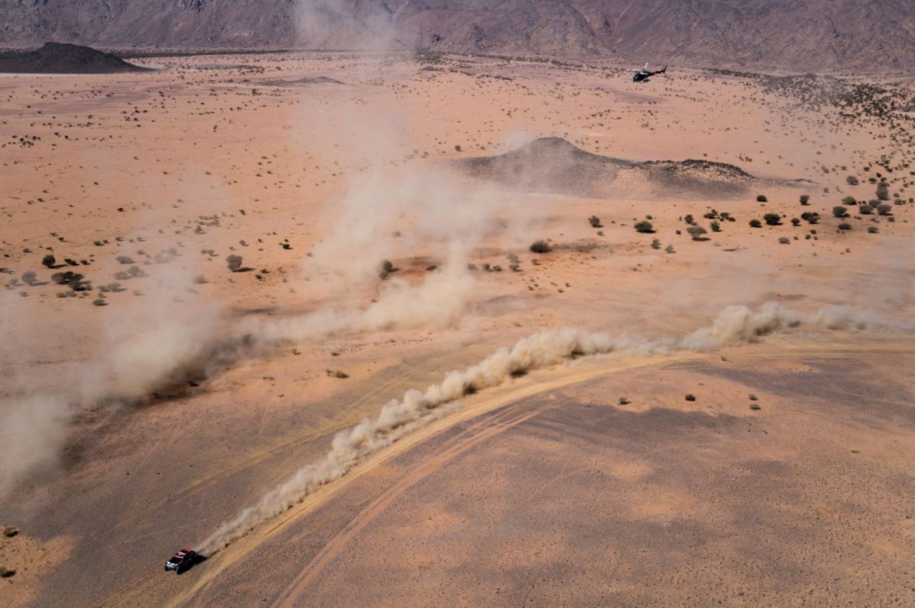 Un piloto compite en la etapa 2B del 47o Rally Dakar entre Bisha y Bisha. (Foto de Valery HACHE / AFP)