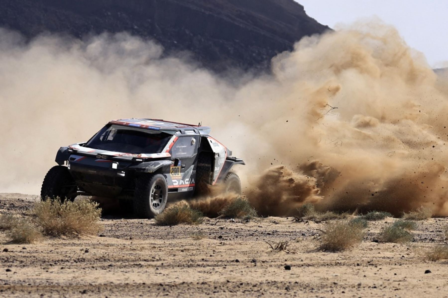 El piloto de Qatar Nasser al-Attiyah y el navegante francés Edouard Boulanger compiten con su Dacia Sandrider durante la etapa 3 del 47o Rally Dakar entre Bisha y al-Henakiyah. (Foto de Valery HACHE / AFP)