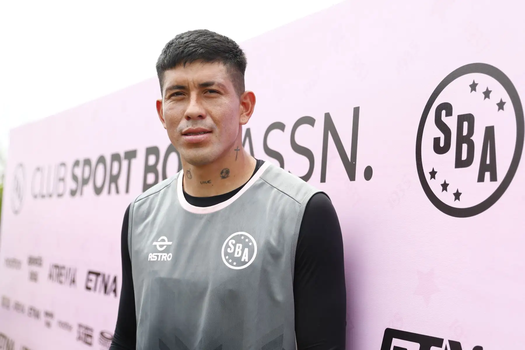 Erik González, jugador titular del Club Sport Boys del Callao, realizó declaraciones a los medios de comunicación tras culminar la conferencia de prensa del club en el Master Club de Lurín, en el que se anunciaron novedades para la temporada deportiva 2025 del equipo. Foto: ANDINA/Daniel Bracamonte
