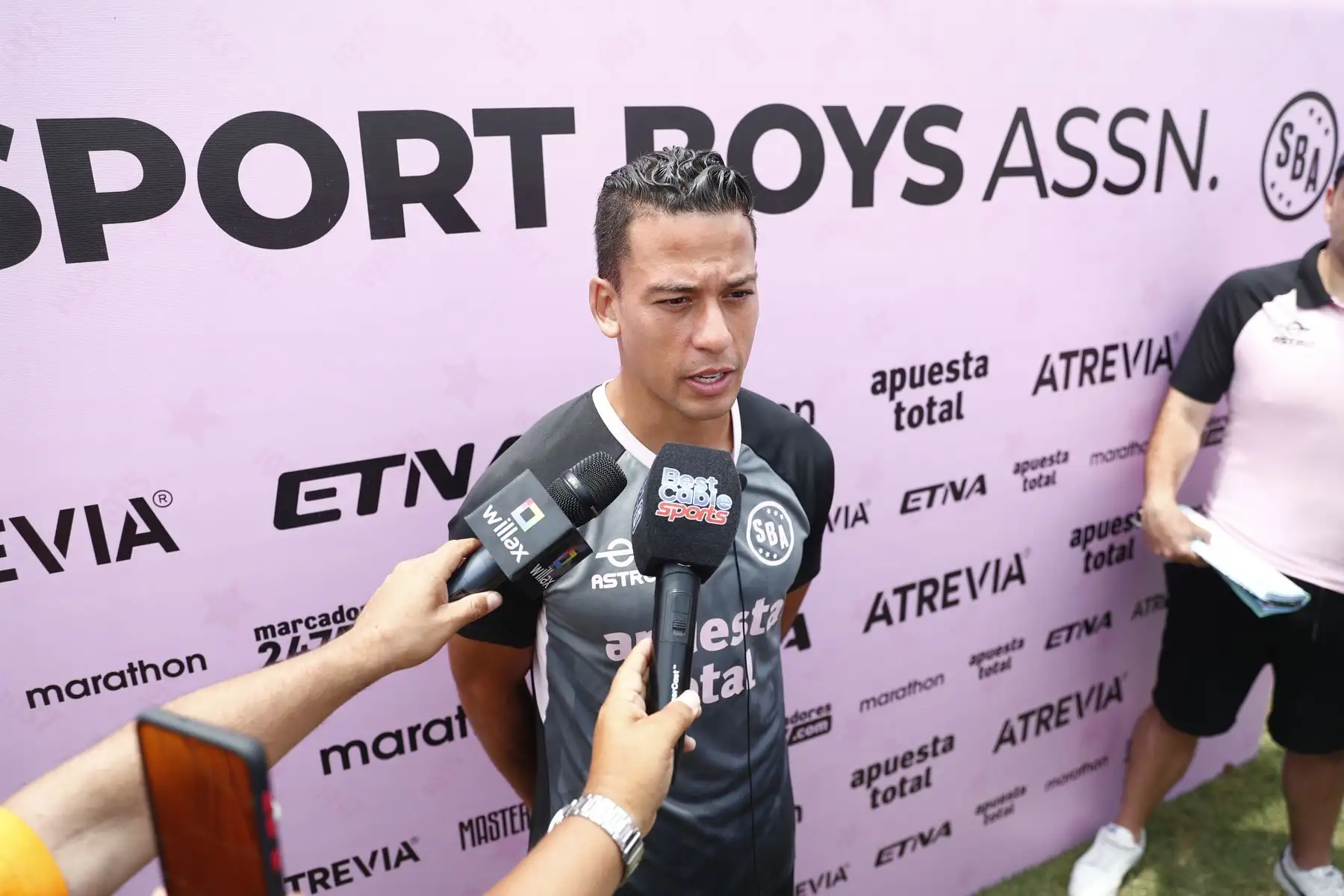 Christian Benavente, jugador titular del Club Sport Boys del Callao, realizó declaraciones a los medios de comunicación tras culminar la conferencia de prensa del club en el Master Club de Lurín, en el que se anunciaron novedades para la temporada deportiva 2025 del equipo. Foto: ANDINA/Daniel Bracamonte