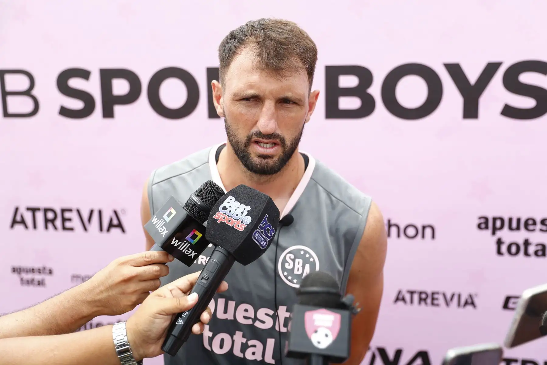 Rodrigo Colombo, jugador titular del Club Sport Boys del Callao, realizó declaraciones a los medios de comunicación tras culminar la conferencia de prensa del club en el Master Club de Lurín, en el que se anunciaron novedades para la temporada deportiva 2025 del equipo. Foto: ANDINA/Daniel Bracamonte