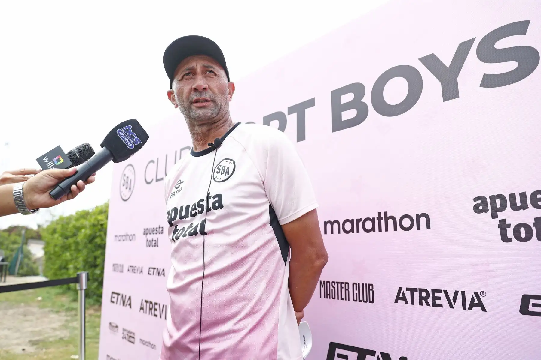 El Club Sport Boys del Callao presentó su plan de trabajo para la temporada 2025 en una conferencia de prensa liderada por su director técnico, Christian Paulucci, quien reafirmó el compromiso del equipo con un desempeño competitivo en la Liga 1. Paulucci destacó que el enfoque estará en una preparación rigurosa y en el fortalecimiento de cada línea del plantel, con el objetivo de devolver al club al lugar que merece. La conferencia tuvo lugar en el Master Club de Lurín. Foto: ANDINA/Daniel Bracamonte