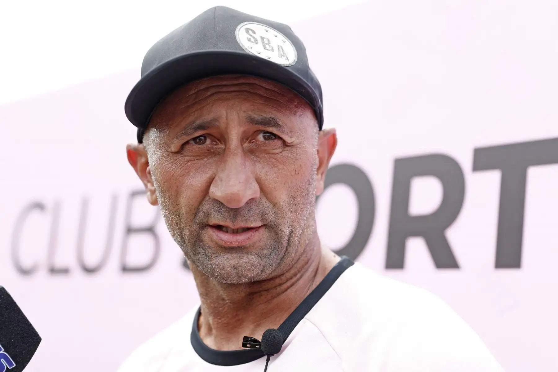 El Club Sport Boys del Callao presentó su plan de trabajo para la temporada 2025 en una conferencia de prensa liderada por su director técnico, Christian Paulucci, quien reafirmó el compromiso del equipo con un desempeño competitivo en la Liga 1. Paulucci destacó que el enfoque estará en una preparación rigurosa y en el fortalecimiento de cada línea del plantel, con el objetivo de devolver al club al lugar que merece. La conferencia tuvo lugar en el Master Club de Lurín. Foto: ANDINA/Daniel Bracamonte