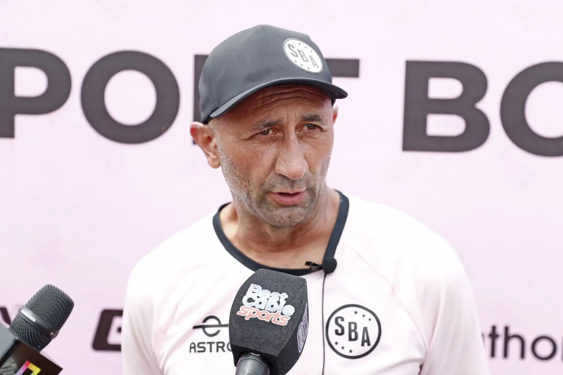 El Club Sport Boys del Callao presentó su plan de trabajo para la temporada 2025 en una conferencia de prensa liderada por su director técnico, Christian Paulucci, quien reafirmó el compromiso del equipo con un desempeño competitivo en la Liga 1. Paulucci destacó que el enfoque estará en una preparación rigurosa y en el fortalecimiento de cada línea del plantel, con el objetivo de devolver al club al lugar que merece. La conferencia tuvo lugar en el Master Club de Lurín. Foto: ANDINA/Daniel Bracamonte