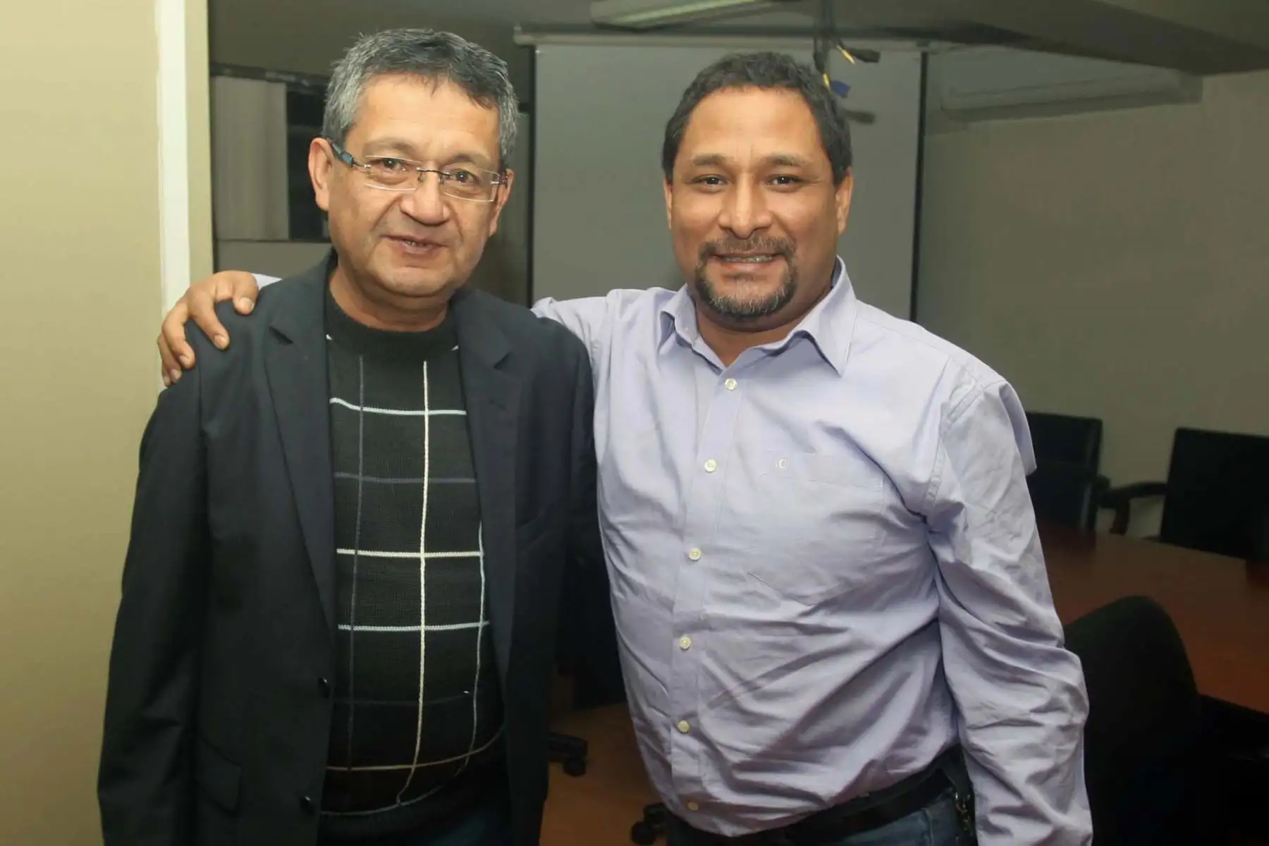 El escritor y periodista Eloy Jáuregui junto al también fallecido diseñador Daniel Chang. Foto: INTERNET/Medios