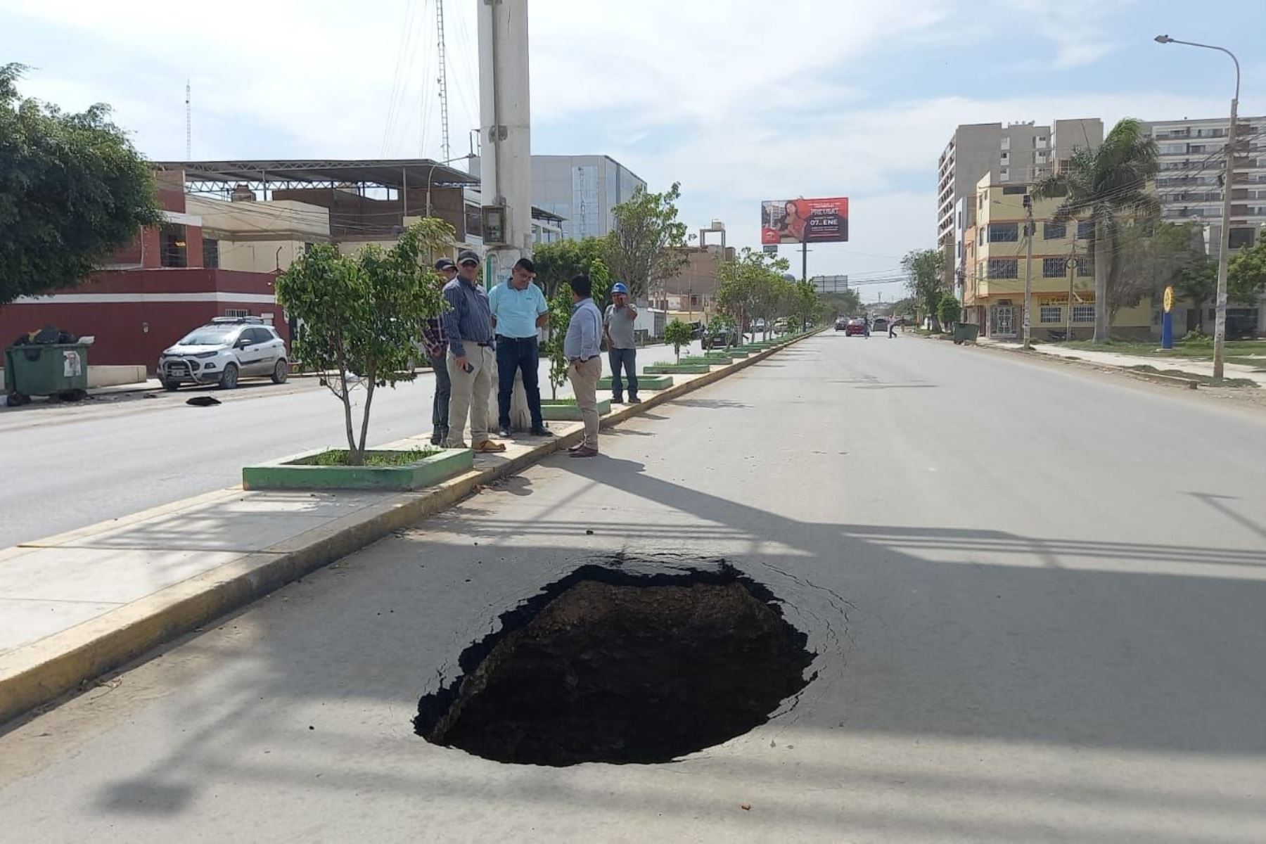 El hundimiento se ha registrado en la cuadra 11 de la avenida Salaverry, debido al colapso de una tubería de 40 pulgadas de diámetro, perteneciente al emisor Norte Centro de la ciudad de Chiclayo.