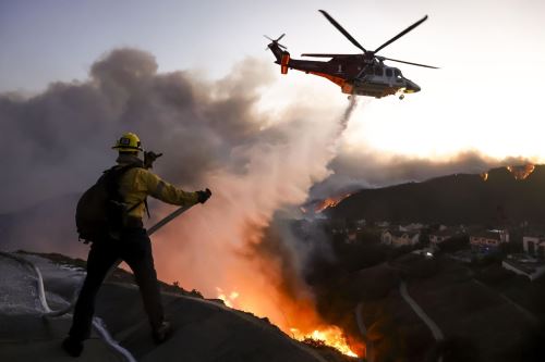 Incendio descontrolado en Los Ángeles fuerza la evacuación de 30,000 personas