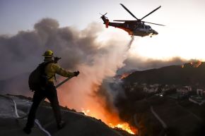 El incendio de Los Ángeles fuerza la evacuación de 30.000 residentes y avanza sin control. Foto: EFE